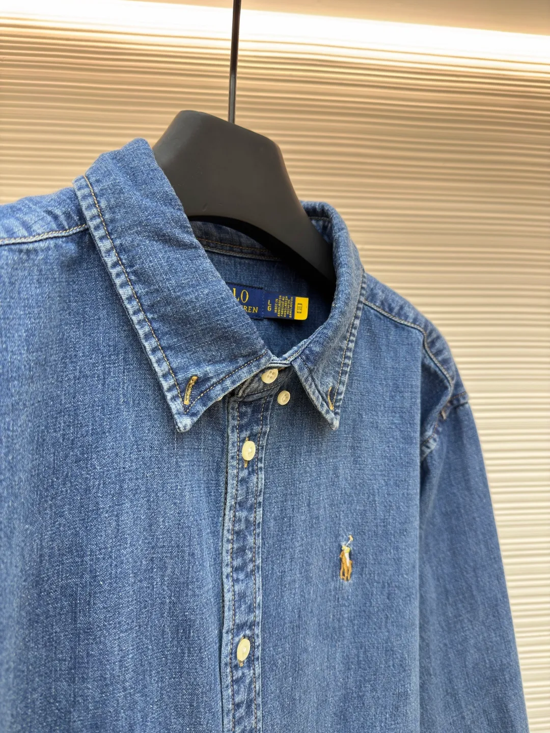 P450 Ralph Lauren colorful embroidered denim shirt ●Original version: Purchased and developed at 1790 ●Item number: 1682021-A95 ●Material: ring yarn denim fabric ●Technology: embroidery production ●Color: washed blue ●Version: fitted version ●Weight: about 520 grams ●Size: S-M-L-XL ●Description: Customized mellow thick weave twill ring yarn denim, soft and silky, comfortable and close to the skin, matte indigo A denim poem dyed with time. The exquisite colorful pony logo on the left chest jumps into indigo. It is highly recognizable. It carries an atmosphere of freedom and vitality. The symphony of pure and smart colors. The deconstructed poetics of the peak collar and placket creates a lazy French atmosphere. Even walking has a designed sense of calmness. Adopt imported machine embroidery technology, use advanced computer control system and precision mechanical components to realize colorful pony embroidery operations with high precision. The lines are smooth and delicate. Multiple horses are used to rub the sand and use high-pressure spray guns to rub at specific parts to achieve a local gradient effect. Then, the frosting technology is used to create a unique texture pattern. The workmanship is extremely complex and time-consuming. The washing and coloring process is used. A special desizing agent is preferred. The fabric is soaked in it to be evenly sized. After desizing Finally, rinsing is carried out. The workmanship is extremely complicated and the loss is high. The overall wiring is straight and delicate, the fabric is comfortable and soft, and the color is consistent without color difference. It can be matched with the same style to create a fashionable look and control various occasions. Customized accessories, complete with three standards, same style for men and women!